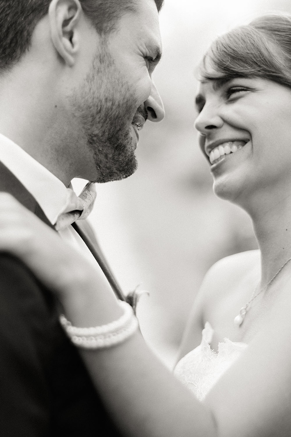 un homme et un efemme se regardent